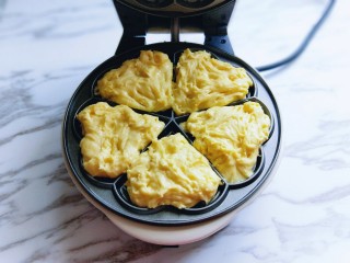 #辅食计划#华夫饼～酵母版,这时面糊也发酵好了，用勺子盛一勺倒在烤盘模具中。