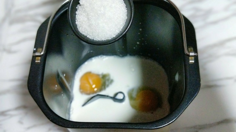 #辅食计划#松软牛奶棒,再加入白砂糖，(盐和糖对角放)