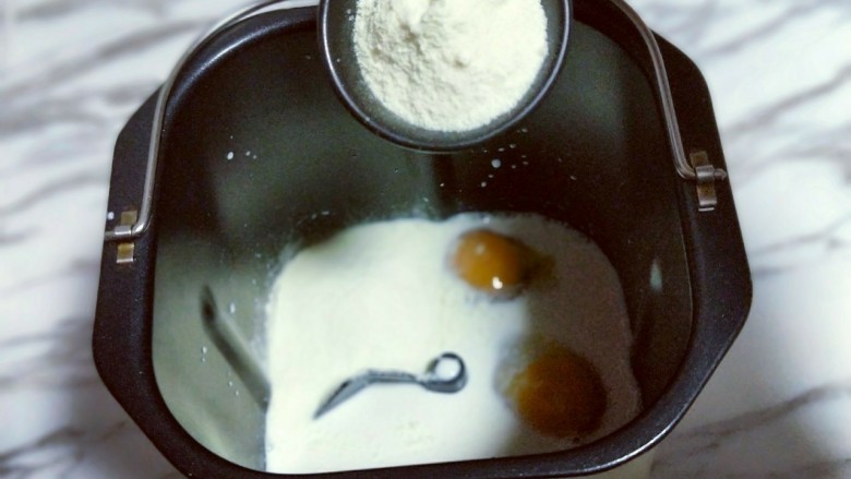 #辅食计划#松软牛奶棒,再加入白砂糖，(盐和糖对角放)