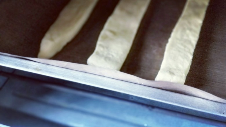 #辅食计划#松软牛奶棒,放入烤箱二次发酵。