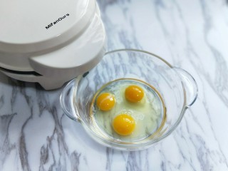 辅食计划&铜锣烧#华夫饼机器版#,首先将鸡蛋敲大口器具中。(我选用的草鸡蛋，比较小，所以用3只，如果用洋鸡蛋两只就可以)