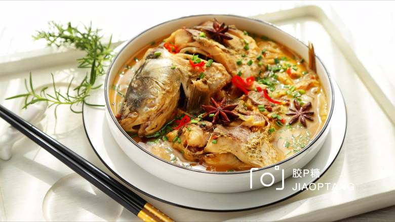 懒人快手家常炖鱼,出锅撒入香菜或蒜苗。这样炖的鲤鱼，简单易做，味道鲜美，用鱼汤泡米饭也非常好吃哦。