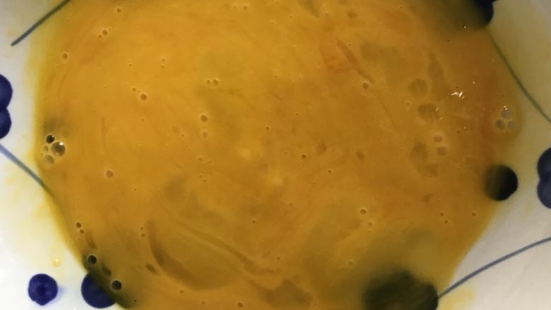 黄金馒头片,混合均匀的鸡蛋液