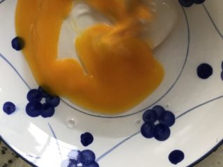 黄金馒头片,鸡蛋液打散