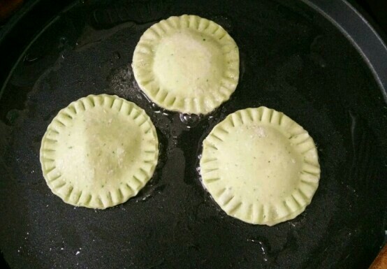 绿色香蕉馅饼,煎烤机刷一层薄油，下入馅饼坯。