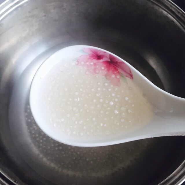 粉红佳人～草莓牛奶西米露,用大火煮10-15分钟，西米慢慢的变透明略带白芯。这时候用小火煮