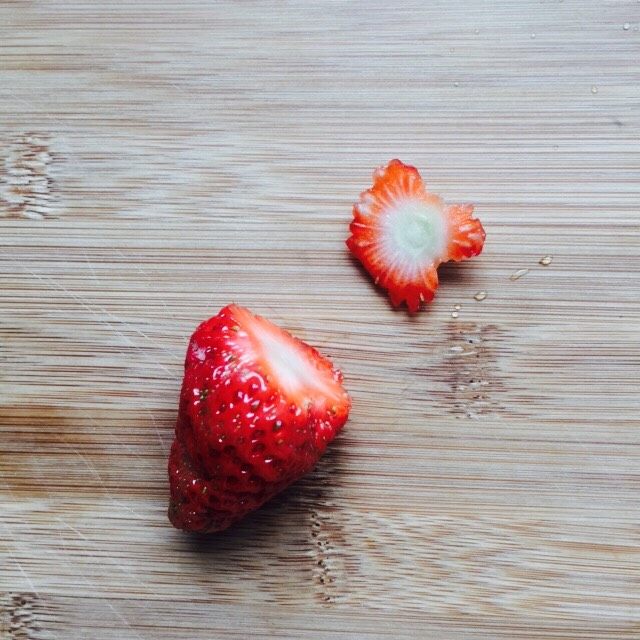 粉红佳人～草莓牛奶西米露,将浸泡后的草莓去蒂切片