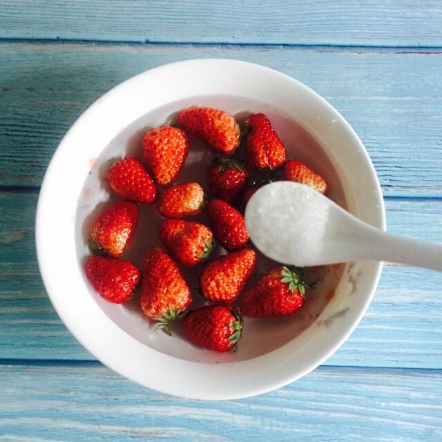 粉红佳人～草莓牛奶西米露,将草莓清洗干净后加一小茶匙的盐浸泡20分钟