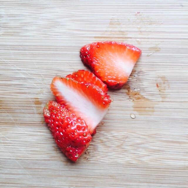 粉红佳人～草莓牛奶西米露,如图所示