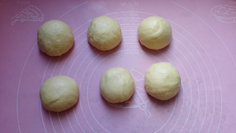 芝士火腿餐包,发酵好的面团平均分成6个小面团，松弛15分钟。