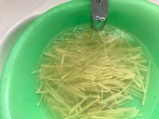蒜香酸辣土豆丝,全部切好之后用清水清洗两三遍，洗净淀粉质，然后捞出来，控干水分，备用