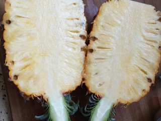 菠萝饭,从中间切开