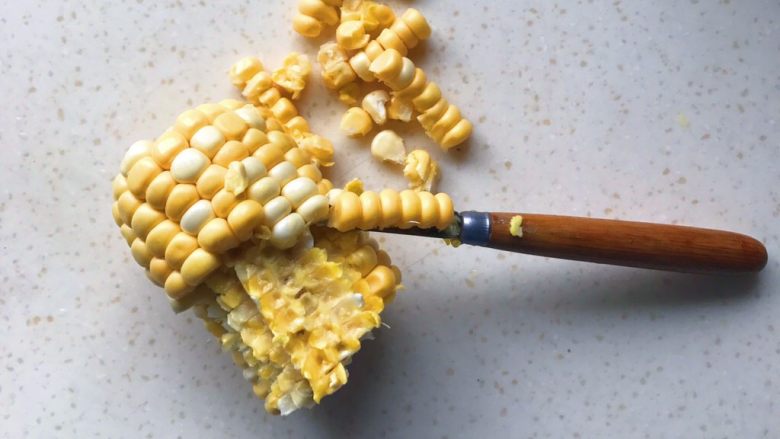 田园翡翠黄金粒,玉米借用工具或者用刀取下玉米粒，（因为女儿帮我剥的豌豆，所以没拍下剥豌豆的照片）😁