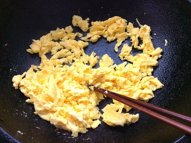 菌类料理+白玉菇黄瓜鸡蛋饺子,锅中放入少许油把鸡蛋炒熟，取出切碎