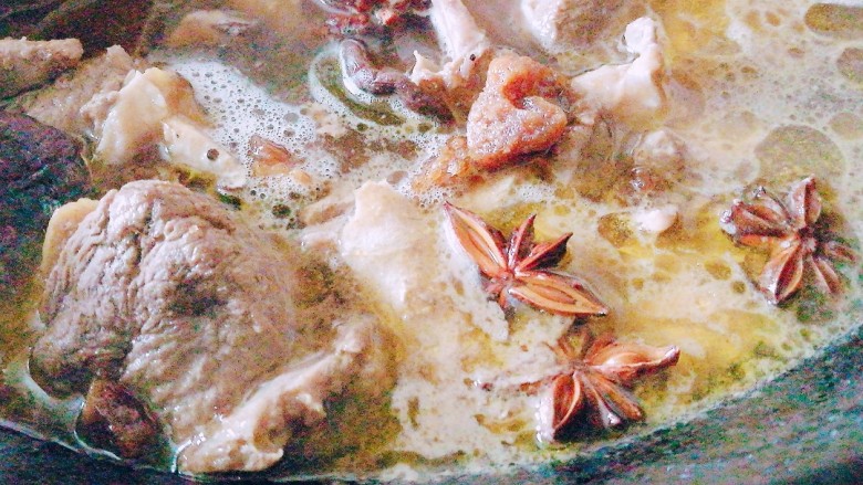 滋阴益气止汗，黄芪石斛番鸭煲,加入八角、香叶、山楂，加入山楂可以让鸭肉更容易煮烂入味
