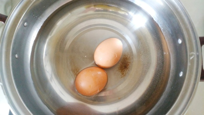 益母草煮红枣鸡蛋,放入鸡蛋煮十分钟