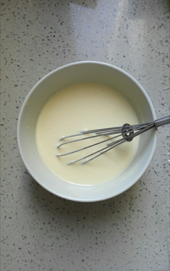 美式奶香松饼（无油无泡打粉）,面粉中加入牛奶，盐，少量糖，与蛋黄搅拌均匀，至无粉粒，如果面粉能提前过筛最好了。