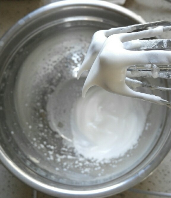 美式奶香松饼（无油无泡打粉）,蛋白分几次加入剩余的糖，打至提起打蛋器成弯勾状。1个蛋的蛋白很不好打啊，但是为了健康还是值得的。