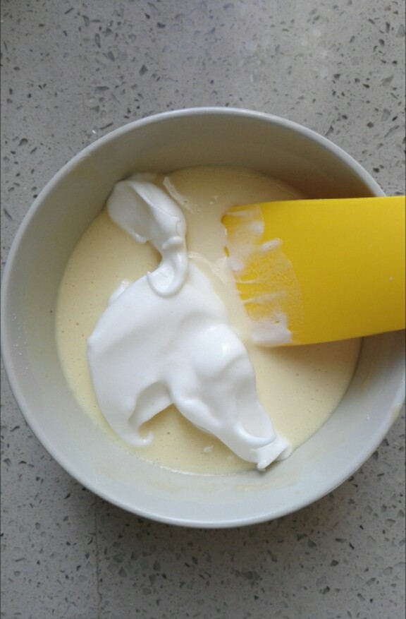 美式奶香松饼（无油无泡打粉）,打发好的蛋白放入蛋黄和面粉糊中翻拌均匀，用翻拌的手法，不要划圈