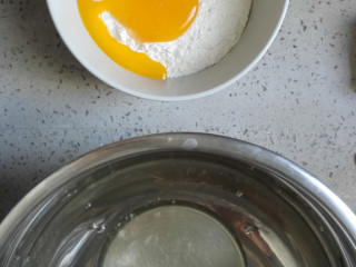美式奶香松饼（无油无泡打粉）,分离蛋清蛋黄，蛋黄放面粉里，蛋清放打蛋盆