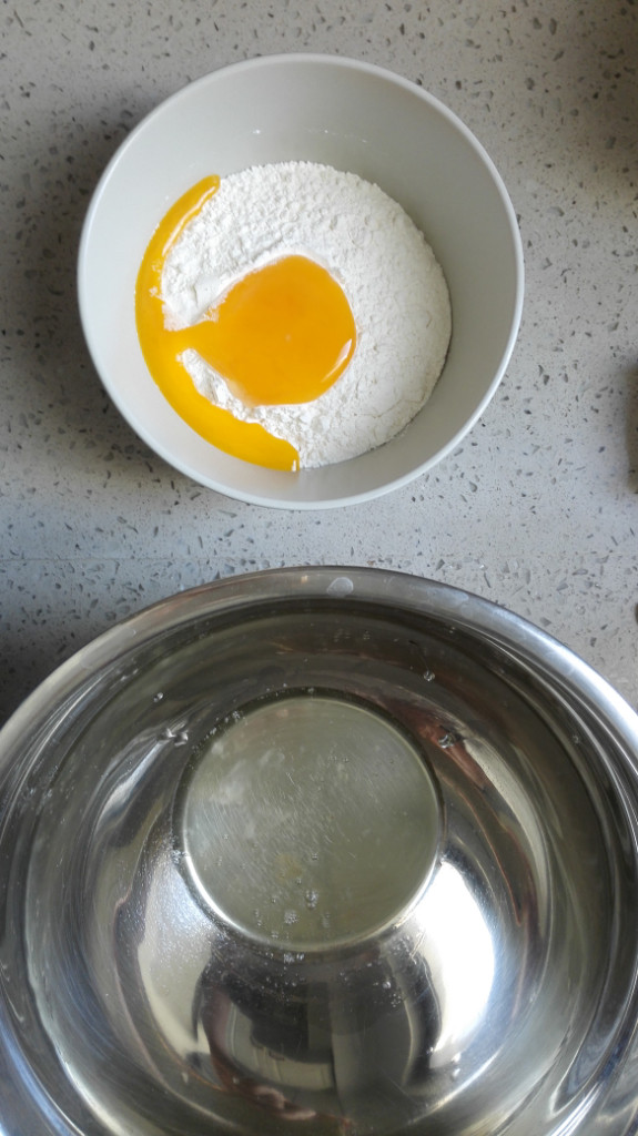 美式奶香松饼（无油无泡打粉）,分离蛋清蛋黄，蛋黄放面粉里，蛋清放打蛋盆