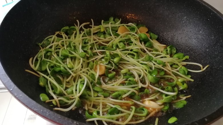 耗油蒜蓉黑豆青,继续翻炒，炒至变绿色大火收汤出锅。