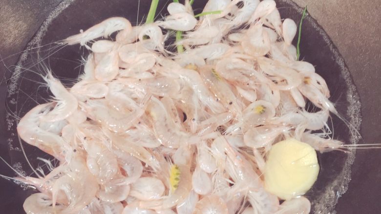 清灼白虾,水沸倒入白虾，加入适量盐。