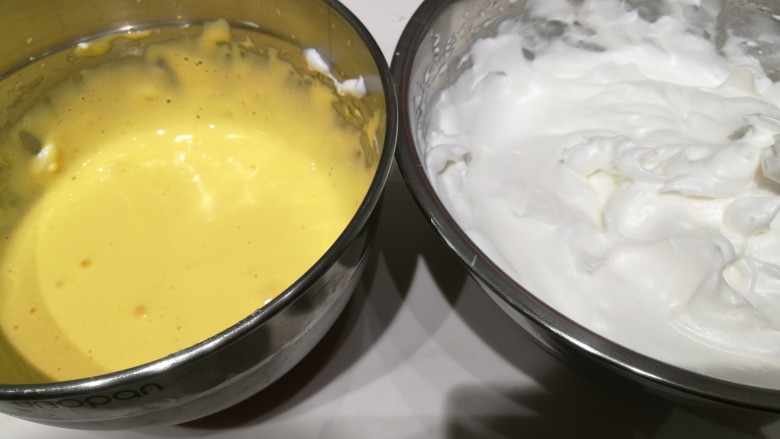 巧克力奶盖蛋糕,将1/3打发的蛋白加入蛋黄面粉浆中，切拌均匀