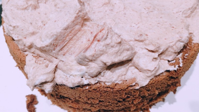 巧克力奶盖蛋糕,将奶油巧克力朗姆酒搅拌均匀，轻轻抹在蛋糕上
