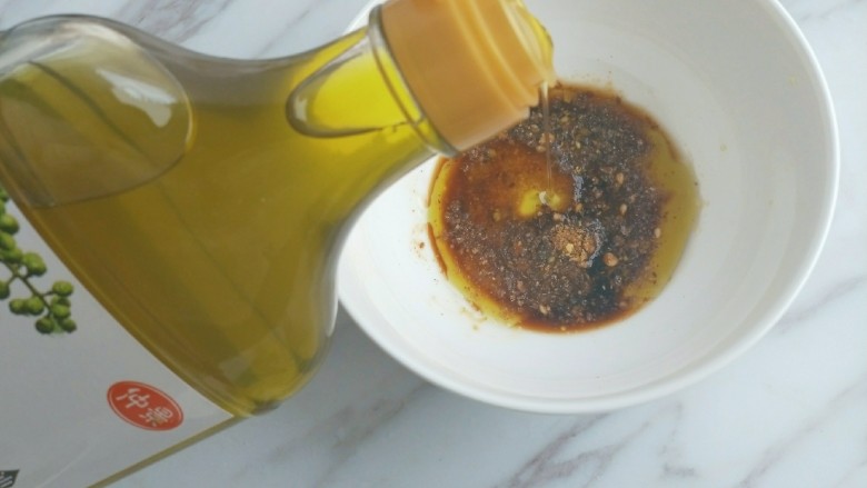 凉拌海蜇,把以上酱汁材料调好。