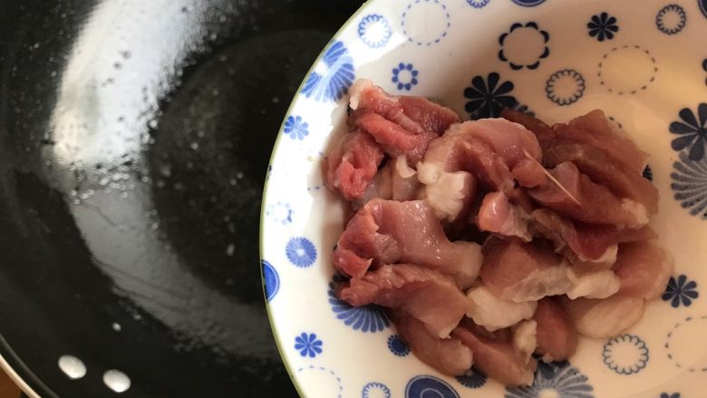 莴笋油豆腐烧肉,锅内油七分热时，下猪肉丝