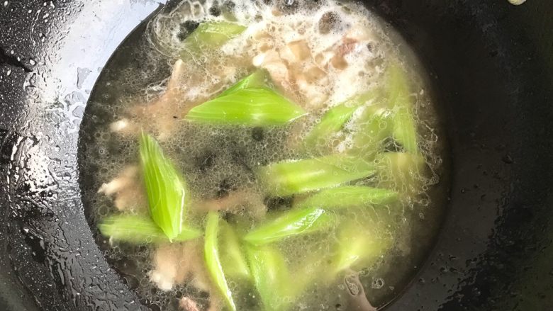 莴笋油豆腐烧肉,水与食材刚刚齐平