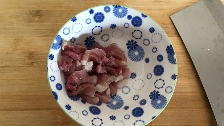 莴笋油豆腐烧肉,猪肉洗净，如图所示，切成丝，备用