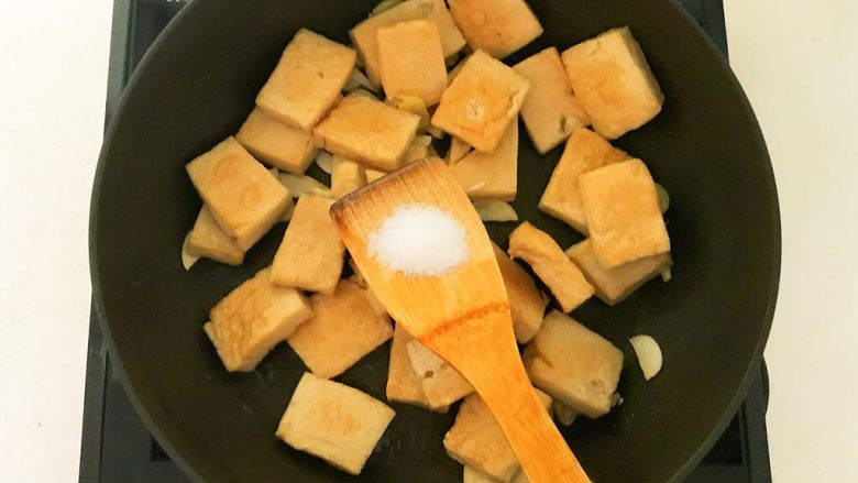 芝香千页豆腐,加入精盐