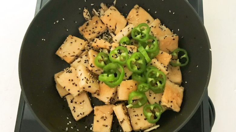 芝香千页豆腐,加入尖椒圈