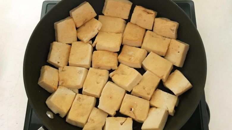 芝香千页豆腐,煎至底面金黄就翻面