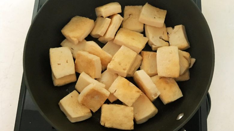 芝香千页豆腐,煎至两面金黄即可