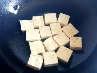 ~毛豆臭豆腐,锅中放油，放入臭豆腐。