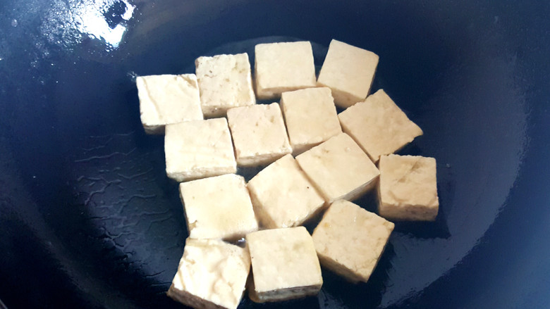 ~毛豆臭豆腐,锅中放油，放入臭豆腐。