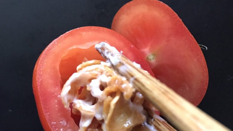 番茄脆菇沙拉,去适量杏鲍菇塞入小番茄