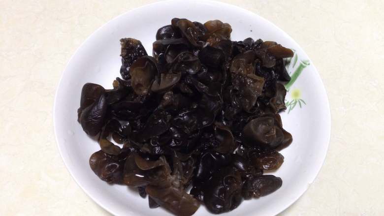 菌类料理――双菇辣炒和菜,木耳提前泡发洗净控水备用