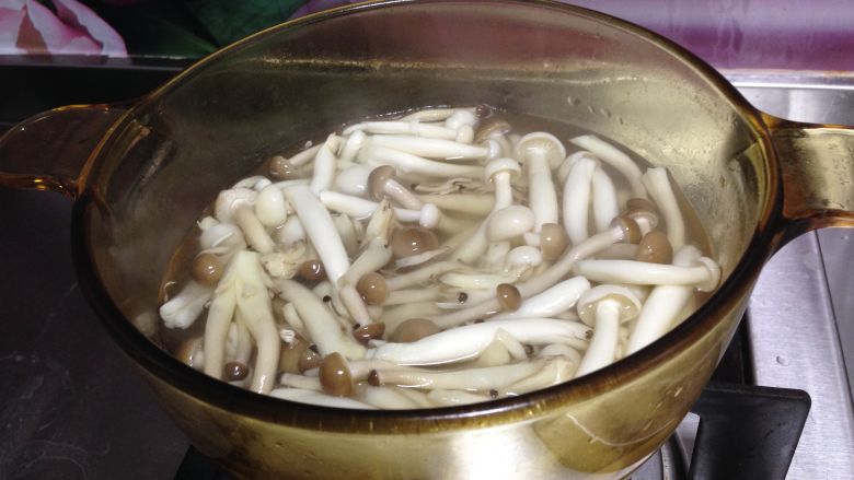 菌类料理――双菇辣炒和菜,倒入双菇焯水捞出备用