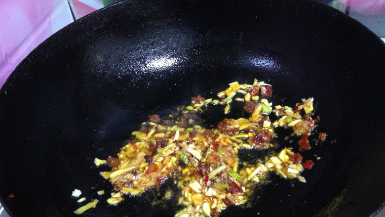 菌类料理――双菇辣炒和菜,
下入葱、姜、蒜炒出香味