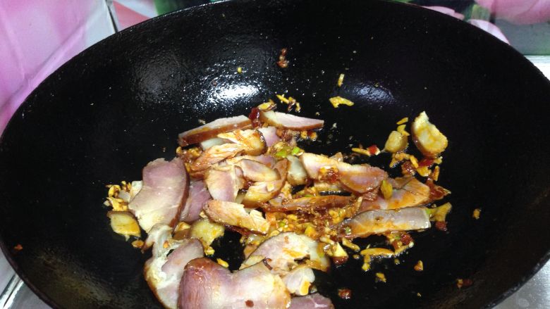 菌类料理――双菇辣炒和菜,
倒入腊肉炒匀
