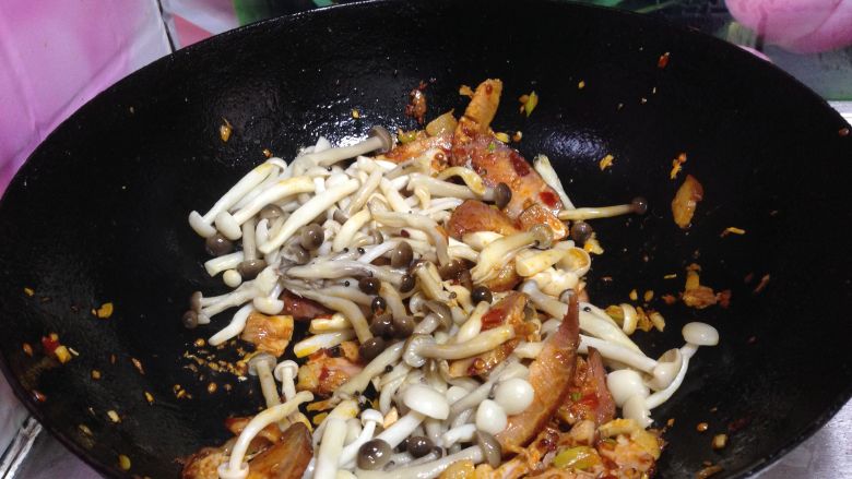 菌类料理――双菇辣炒和菜,倒入蘑菇炒匀