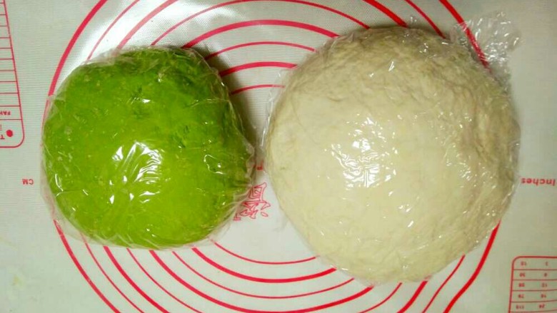 翡翠白玉蒸饺,两个面团，一个用菠菜汁，一个用清水。和好后用保鲜膜盖上静止半小时