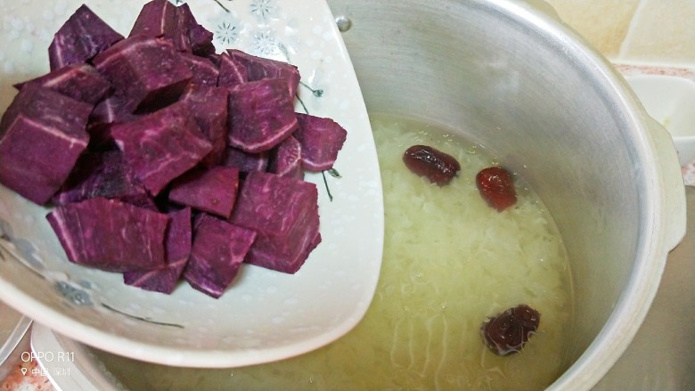 养颜营养早餐,糯耳炖出浓浓胶质时放入紫薯