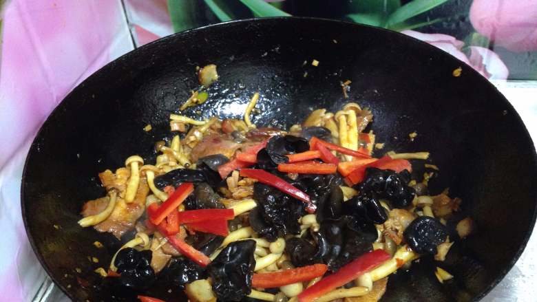 菌类料理――双菇辣炒和菜,最后加入木耳、红椒丝、尖椒丝炒匀即可出锅装盘