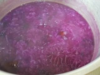 养颜营养早餐,紫薯煮得软烂后用勺子把紫薯稍微压烂一些关火，根据自己喜欢的甜度加如白砂糖