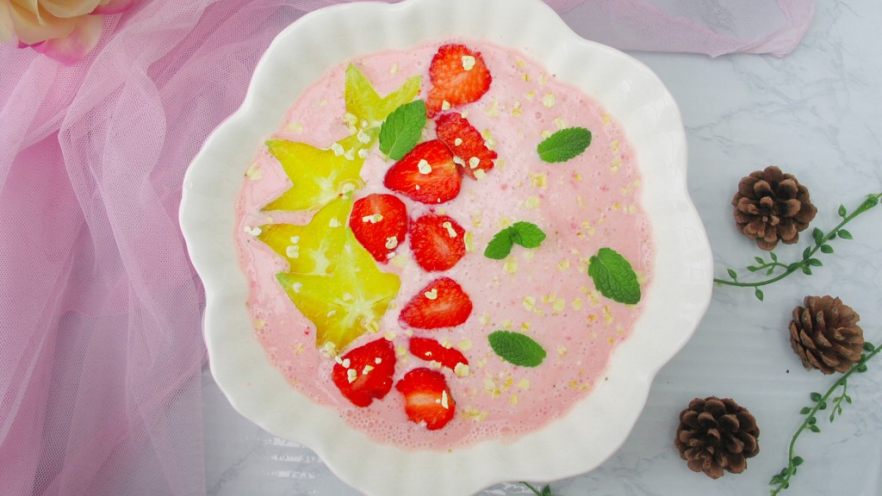 美味水果草莓杨桃酸奶